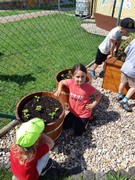 Na školní zahradě