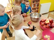 Jablíčkohraní - loupání, krájení a sušení jablíček