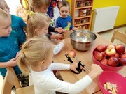 Jablíčkohraní - loupání, krájení a sušení jablíček