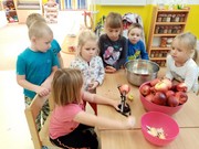 Jablíčkohraní - loupání, krájení a sušení jablíček