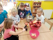 Jablíčkohraní - loupání, krájení a sušení jablíček