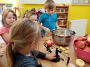 Jablíčkohraní - loupání, krájení a sušení jablíček