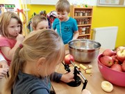 Jablíčkohraní - loupání, krájení a sušení jablíček