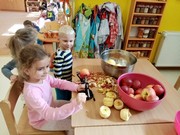 Jablíčkohraní - loupání, krájení a sušení jablíček