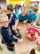 Jablíčkohraní - loupání, krájení a sušení jablíček