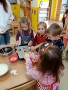 Kuchařský den - pečeme ve školce koláče