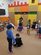 Maškarní karneval a žongler ve školce