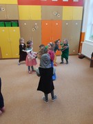 Maškarní karneval a žongler ve školce