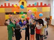 Maškarní karneval a žongler ve školce