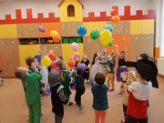 Maškarní karneval a žongler ve školce