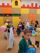 Maškarní karneval a žongler ve školce