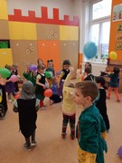 Maškarní karneval a žongler ve školce