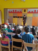 Maškarní karneval a žongler ve školce