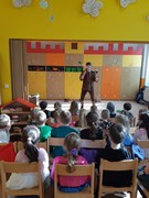 Maškarní karneval a žongler ve školce