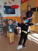 Maškarní karneval a žongler ve školce