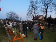 Mikuláš, čert a anděl nadělují