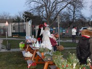 Mikuláš, čert a anděl nadělují