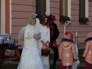 Mikuláš, čert a anděl nadělují