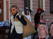 Mikuláš, čert a anděl nadělují