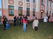 Mikuláš, čert a anděl nadělují