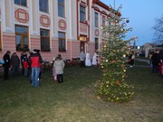 Mikuláš, čert a anděl nadělují