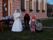 Mikuláš, čert a anděl nadělují