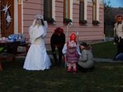 Mikuláš, čert a anděl nadělují