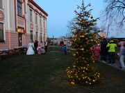 Mikuláš, čert a anděl nadělují