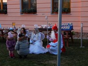 Mikuláš, čert a anděl nadělují