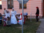 Mikuláš, čert a anděl nadělují