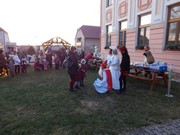 Mikuláš, čert a anděl nadělují