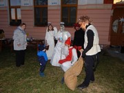 Mikuláš, čert a anděl nadělují