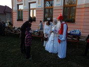 Mikuláš, čert a anděl nadělují