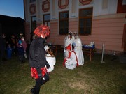 Mikuláš, čert a anděl nadělují