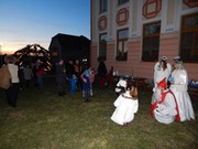 Mikuláš, čert a anděl nadělují