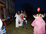 Mikuláš, čert a anděl nadělují