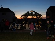 Mikuláš, čert a anděl nadělují