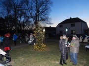 Mikuláš, čert a anděl nadělují