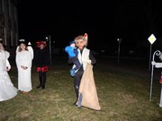 Mikuláš, čert a anděl nadělují