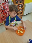 Vaříme bramborový salát z vypěstované zeleniny na školní zahrádce