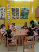 Vaříme bramborový salát z vypěstované zeleniny na školní zahrádce