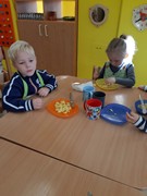 Vaříme bramborový salát z vypěstované zeleniny na školní zahrádce