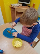 Vaříme bramborový salát z vypěstované zeleniny na školní zahrádce