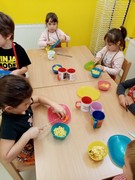 Vaříme bramborový salát z vypěstované zeleniny na školní zahrádce