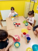 Vaříme bramborový salát z vypěstované zeleniny na školní zahrádce