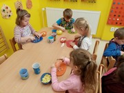 Vaříme bramborový salát z vypěstované zeleniny na školní zahrádce