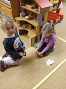 	Hrdá škola - Den her	