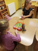 	Hrdá škola - Den her	