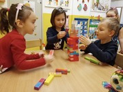 	Hrdá škola - Den her	