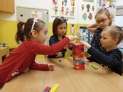 	Hrdá škola - Den her	